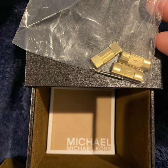 Michael Kors Gold Tone Mid Size Watch Women - Picture 6 of 7